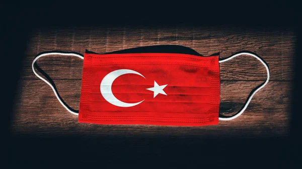 Turchia Bandiera Nazionale Medico Chirurgico Maschera Protezione Sfondo Nero Legno — Foto Stock