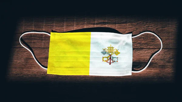 Βατικανό Εθνική Σημαία Ιατρική Χειρουργική Μάσκα Προστασίας Μαύρο Ξύλινο Φόντο — Φωτογραφία Αρχείου