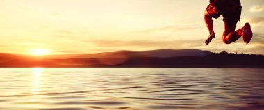 Banner, web sayfası ya da sakin yaz denizine atlayan mutlu genç çocukların kapak şablonu, yaz tatilinde ya da tatilde macera takımı fotoğrafı, yaz anıları, mutluluk ve enerji dolu orjinal duvar kağıdı. Boşluğu ve panoramik oranı kopyala