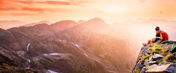 Banner Página Web Plantilla Portada Tamaño Estándar Joven Turista Excursionista — Foto de Stock