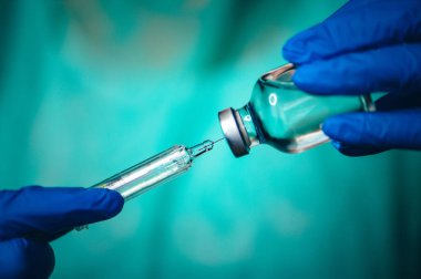 Bir şişe aşısı olan bir doktorun yakın çekimi. Coronavirus Covid-19 Koruma ve Aşılama