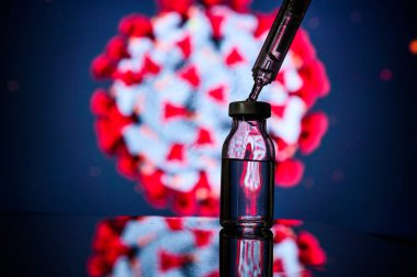 Coronavirus Covid-19 Koruma ve Aşı. İğne için ilaç şişesi, cam şişeler ve aşı için şırınga.