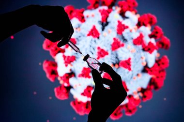 Coronavirus Covid-19 Koruma ve Aşı. Elinde aşı için cam şişeyle Coronavirus arka planında tıbbi eldiven silueti olan bir şırınga, koyu renkli tıbbi tema.
