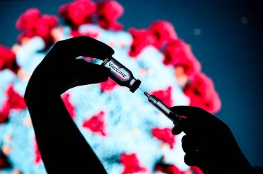 Coronavirus Covid-19 Koruma ve Aşı. Tıbbi şişeyi tutan doktor elleri silueti. Grip aşısı, koronavirüs, ebola, tüberküloz.