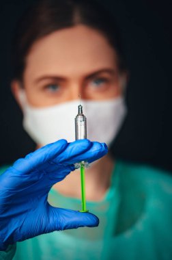 Coronavirus Covid-19 Koruma ve Aşı. Grip, koronavirüs, ebola, tüberküloz aşısı üzerinde çalışan kadın tıp bilimci. Koruyucu giysi ve maske şırınga ve aşı taşıyor..