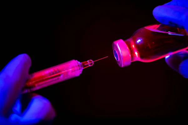 疫苗和流感疫苗在黑色背景下注射药物针头注射器 Coronavirus Covid 19防护和疫苗 红色和蓝色 黑色背景 — 图库照片