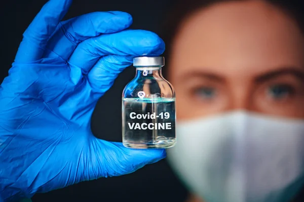 Coronavirus Covid Védelem Oltás Arckép Doktor Egy Üveg Oltóanyaggal Egy — Stock Fotó