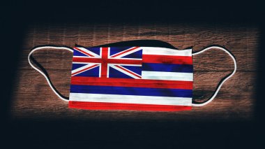 Hawaii Bayrağı. Coronavirus Covid 19, ABD 'de. Tıbbi maske siyah arka planda izole edildi. Amerika 'da hava enfeksiyonlarına karşı korunmak için yüz ve ağız maskeleri.