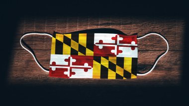 Maryland Bayrağı. Coronavirus Covid 19, ABD 'de. Tıbbi maske siyah arka planda izole edildi. Amerika 'da hava enfeksiyonlarına karşı korunmak için yüz ve ağız maskeleri.