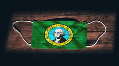 Washington bayrağı. Coronavirus Covid 19, ABD 'de. Tıbbi maske siyah arka planda izole edildi. Amerika 'da hava enfeksiyonlarına karşı korunmak için yüz ve ağız maskeleri.