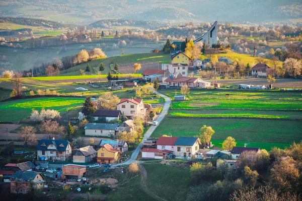 春の田園風景の教会 カラフルな暖かい日の出の光 キリスト教の写真 スロバキア ヨーロッパ — ストック写真