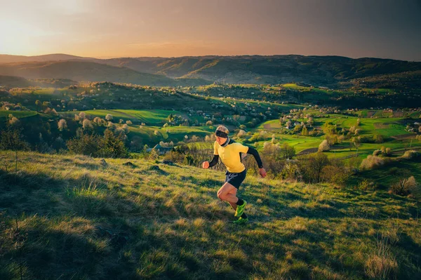 Πρωινή Άσκηση Στο Ζεστό Φως Της Ανατολής Αθλητής Τρέχει Στην — Φωτογραφία Αρχείου