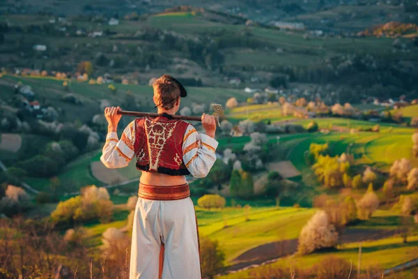 Geleneksel Halk Kıyafetleri Bahar Sabahı Manzarasında Hrinova Slovakya — Stok fotoğraf