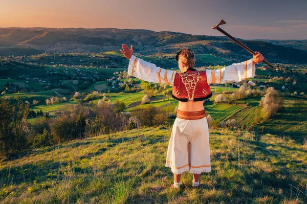 Geleneksel Slovak Halk Elbisesi Giymiş Mutlu Genç Adam Güneşin Doğuşunda — Stok fotoğraf