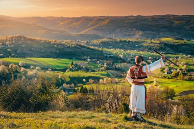 Dağların manzarasında muhteşem bir günbatımı. Dramatik bir gökyüzü. Carpathian, Avrupa. Güzellik dünyası.