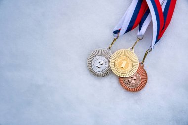 Beyaz kara altın ve bronz madalya, kış oyununda madalya töreni, spor fotoğrafı, beyaz düzenleme alanı,