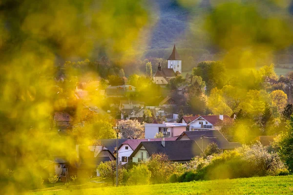 教会の日没の光の村の上に 5月中旬 春の時間 暖かい色 スロバキア ヨーロッパ — ストック写真