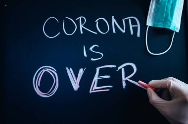 CORONA SONRA, siyah okul yönetim kurulunda tebeşirle yazılmış yazı