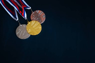 Siyah arkaplan üzerine madalya seti, logo, metin veya montaj için boşluk düzenle