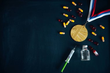 Sporda doping, konsept fotoğraf. Madalya seti, ilaçlar, tıbbi cam şişeler için ilaç şişesi. Siyah düzenleme alanı