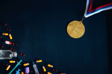 Sporda doping, konsept fotoğraf. Altın madalya, uyuşturucu, tıbbi cam şişeler için ilaç şişesi. Metnin için siyah düzenleme alanı