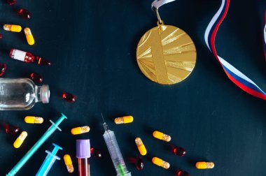 Altın madalya, uyuşturucu, şırınga ve iğne için ilaç şişesi. Sporda doping, siyah düzenleme alanı