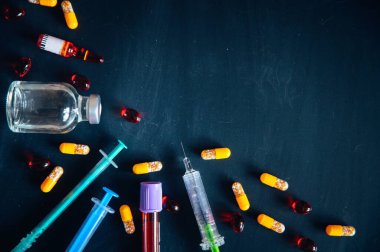 İğne için ilaç, şırınga ve ilaç şişesi. Sporda doping, siyah düzenleme alanı