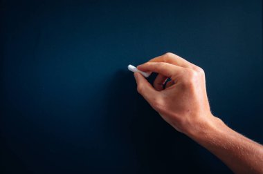 Siyah okul tebeşirine el yazısı, metin için siyah düzenleme alanı