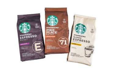 New York, ABD - 19 Mayıs 2020 Starbucks Pike Place Roast, Blonde Espresso, Dark Espresso. Fasulyeli kahve paketi, beyaz arka planda izole edilmiş..