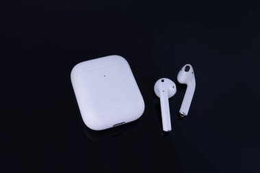 NEW YORK, ABD - 19 Mayıs 2020: Apple Airpod Pro siyah arkaplanda izole edildi