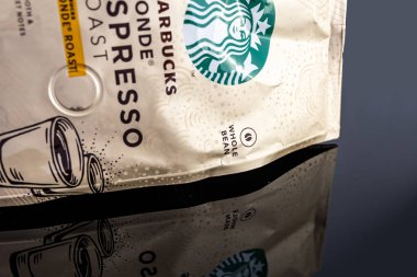 New York, ABD - 19 Mayıs 2020 Starbucks Kahve Sarışın Espresso. 200 g paketi siyah arkaplanda izole edildi