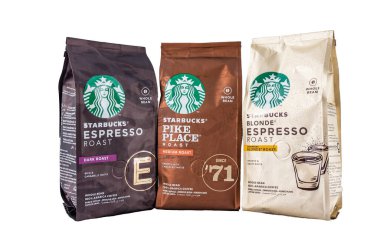 New York, ABD - 19 Mayıs 2020 Starbucks Pike Place Roast, Blonde Espresso, Dark Espresso. Fasulyeli kahve paketi, beyaz arka planda izole edilmiş.