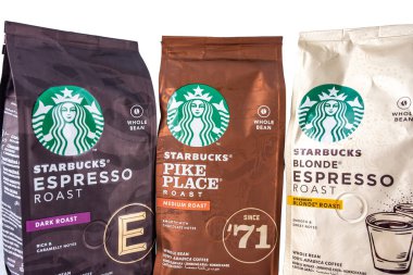 New York, ABD - 19 Mayıs 2020 Starbucks Pike Place Roast, Blonde Espresso, Dark Espresso. Fasulyeli kahve paketi, beyaz arka planda izole edilmiş..