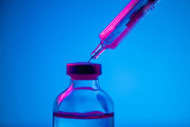 İlaç ilacı. Şırınga ilacı, tıbbi konsept grip aşısı şırınga şırıngası şırınga doz enjeksiyonu hastalık tedavisi, hastane aşı önleme hastalığı. beyaz arkaplan