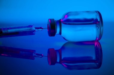 İlaç iğnesi şırıngası ilacı, tıbbi konsept grip aşısı şırınga şırıngası şırınga doz enjeksiyonu, hastalık tedavisi, hastane aşı önleme hastalığı. beyaz arkaplan