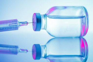 Grip, HPV, kızamık aşı şişeleri aşı için doz, beyaz arka planda izole edilmiş bebek için ilaç iğnesi