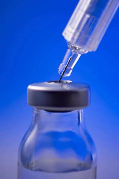 Φωτογραφία Του Φιαλιδίου Του Εμβολίου Σύριγγα Απομονωμένη Μπλε Φόντο Ιατρική — Φωτογραφία Αρχείου