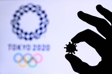 TOKYO, JAPONYAN - 25 Mayıs 2020: Eller silueti covid 19 virüsü, Yaz Olimpiyatları Tokyo 2020 oyunu arka planda