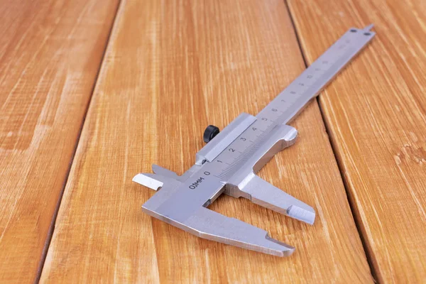 Ahşap arka planda metal kalibre