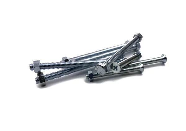 Beyaz izole arkaplanda fındıklı metal cıvatalar.