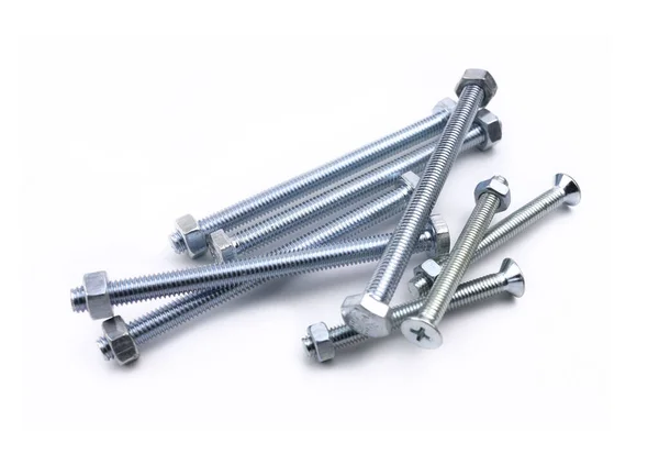 Beyaz izole arkaplanda fındıklı metal cıvatalar.