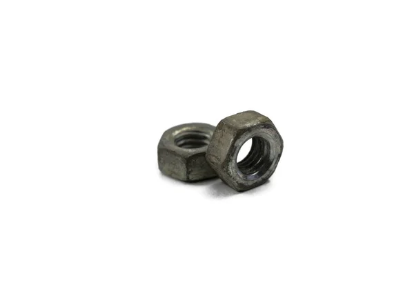 Beyaz izole edilmiş arka planda iki metal fındık.