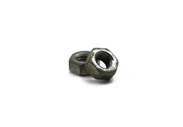 Beyaz izole edilmiş arka planda iki metal fındık.