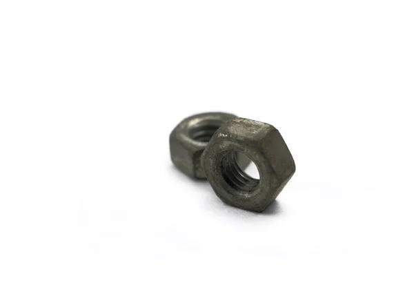 Beyaz izole edilmiş arka planda iki metal fındık.
