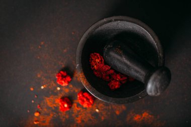 Kırmızı baharatlı, kuru Carolina Biçici. Karanlık yemek fotoğrafçılığı. Boşluğu kopyala.