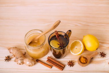 Limonlu sıcak su, bal, zencefil, tarçın ve anason..