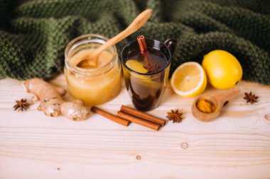 Limonlu sıcak su, bal, zencefil, tarçın ve anason..