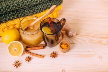 Limonlu sıcak su, bal, zencefil kökü, tarçın ve anis.
