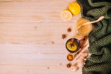 Limonlu sıcak su, bal, zencefil kökü, tarçın ve anis.