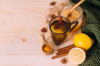 Limonlu sıcak su, bal, zencefil kökü, tarçın ve anis.